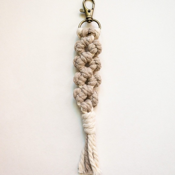 Macramé Flower Keychain - Handmade - Picture 7 of 7
